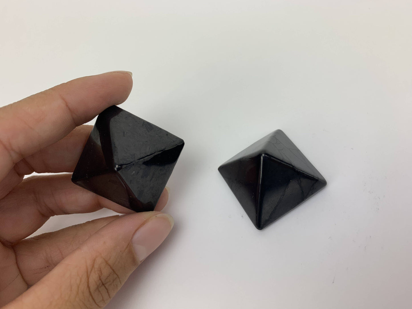 shungite pyramid (40mm - 45mm)