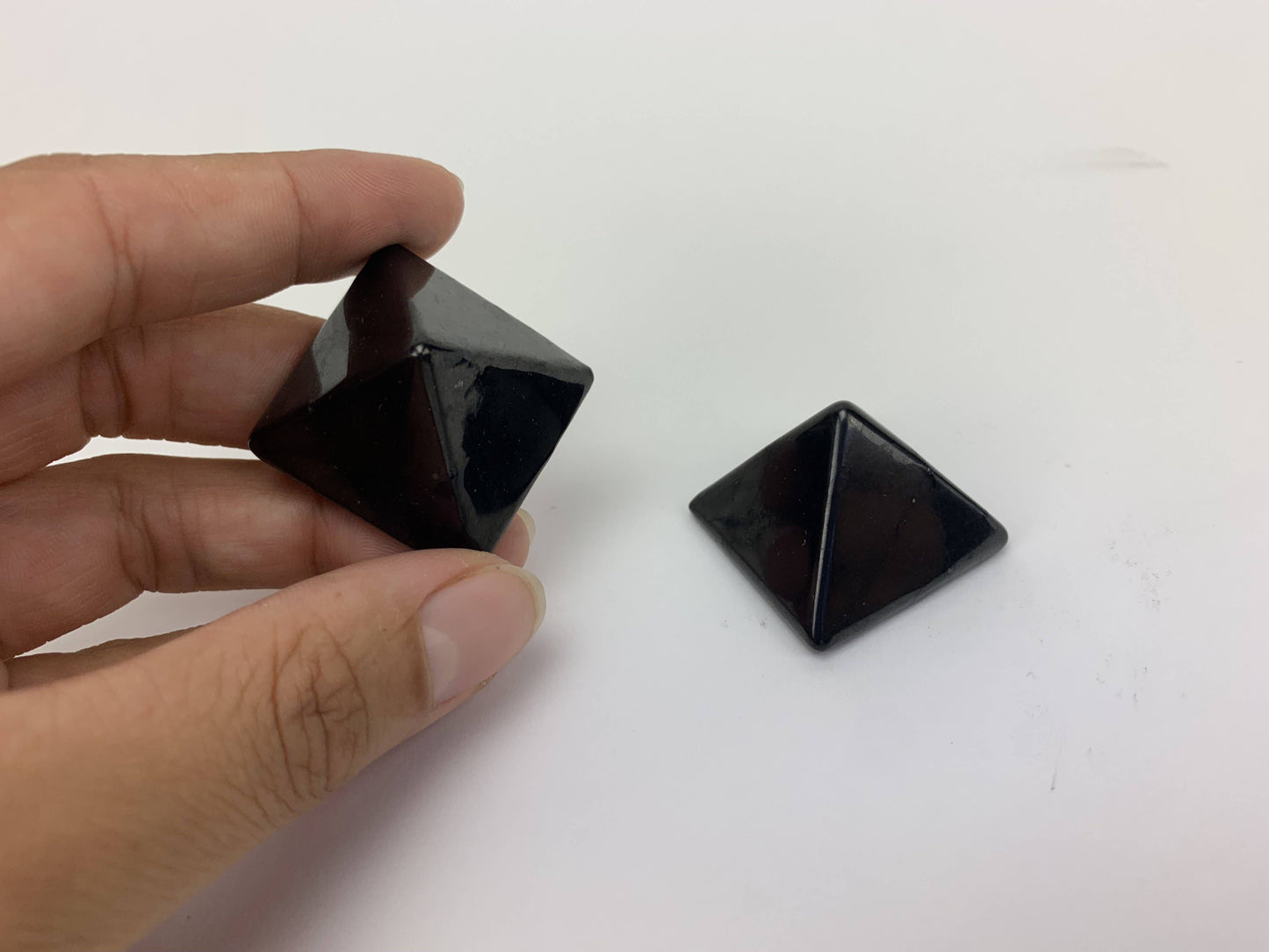 shungite pyramid (40mm - 45mm)