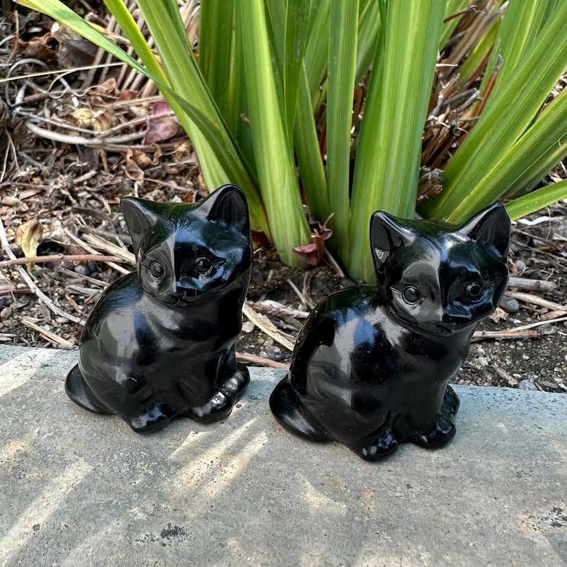 obsidian cat carving