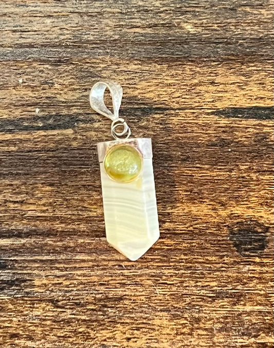 agate point pendant with peridot