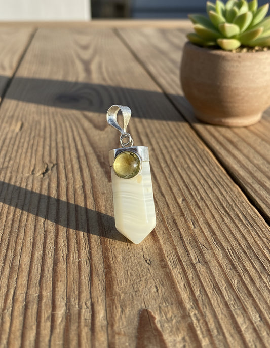 agate point pendant with peridot