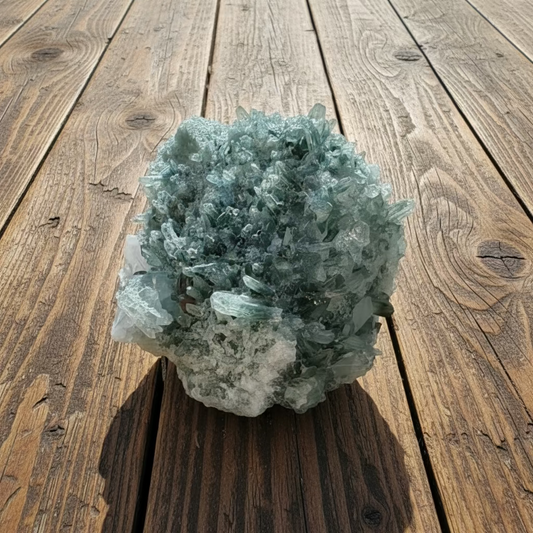 clear quartz clusters with chlorite and brookite inclusions