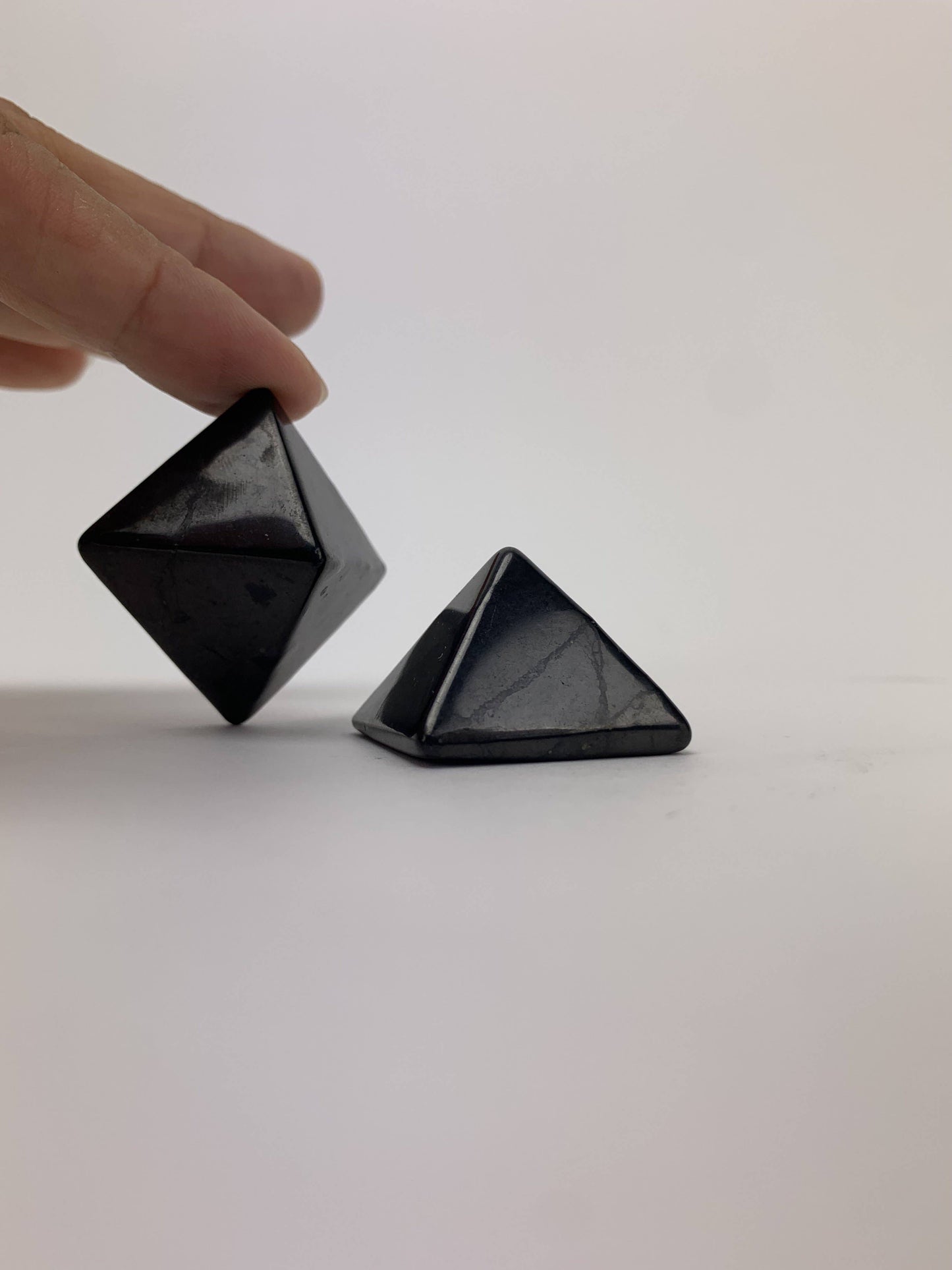 shungite pyramid (40mm - 45mm)