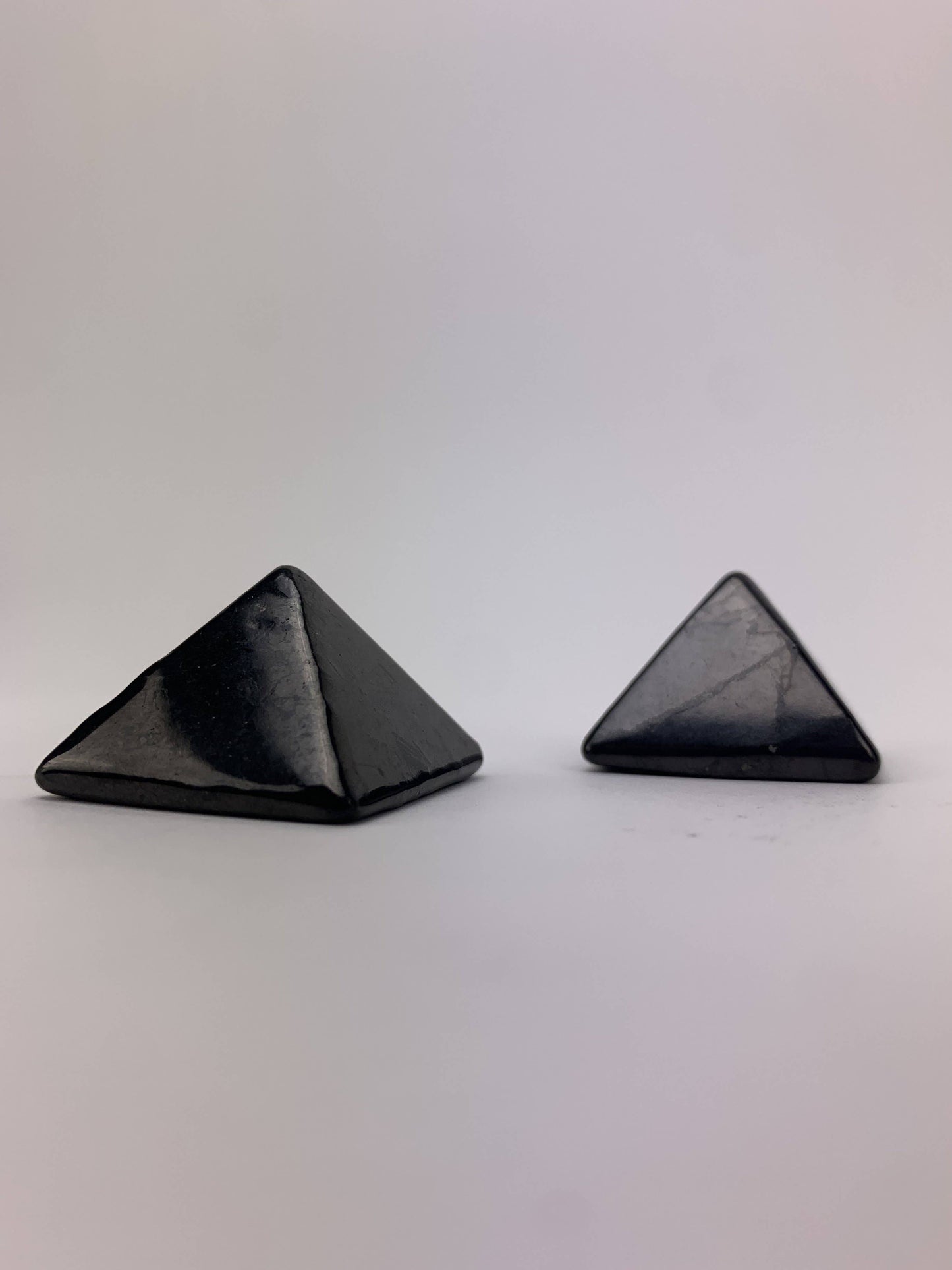 shungite pyramid (40mm - 45mm)