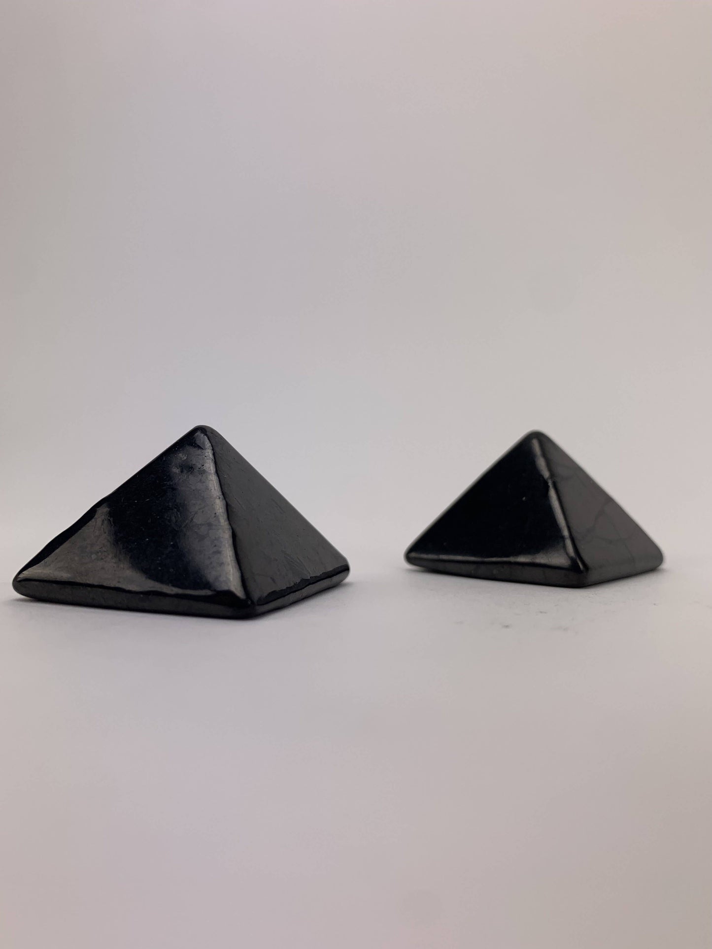 shungite pyramid (40mm - 45mm)