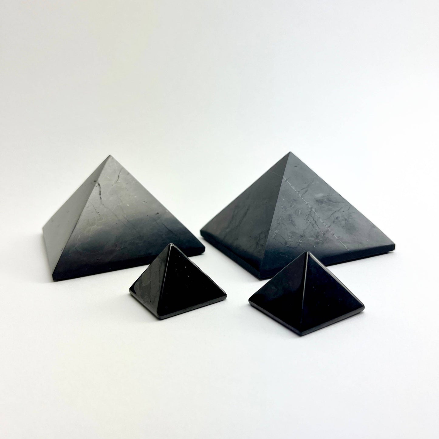 shungite pyramid (40mm - 45mm)